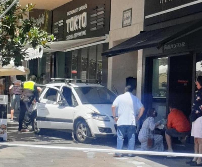Tio personer har skadats när ett fordon körde upp på trottoaren i Marbella centrum. Foto: Louise Dahl 